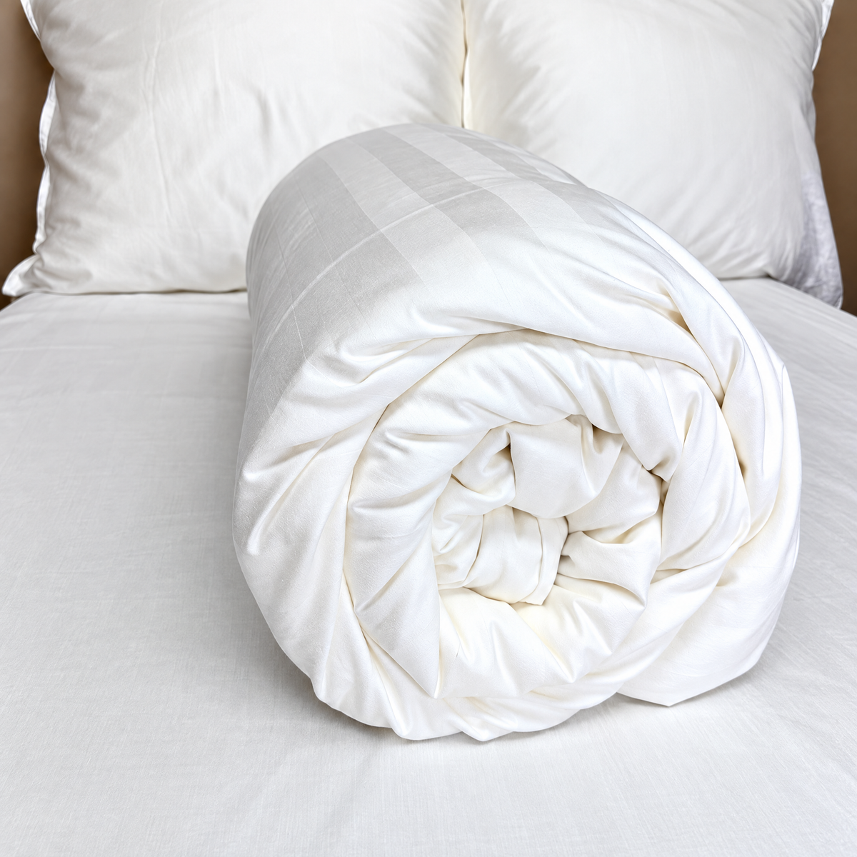 Classic White 320TC damask duvet cover rolled, second detail view